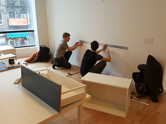 فريق العمل اثناء تنفيذ خدمة لعميل