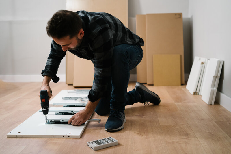 فريق العمل اثناء تنفيذ خدمة لعميل