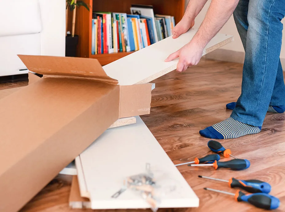 فريق العمل اثناء تنفيذ خدمة لعميل