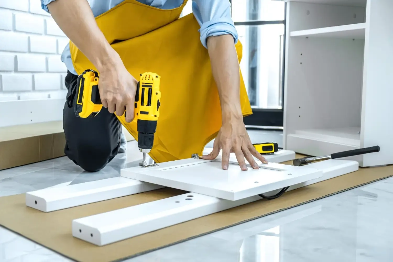 فريق العمل اثناء تنفيذ خدمة لعميل