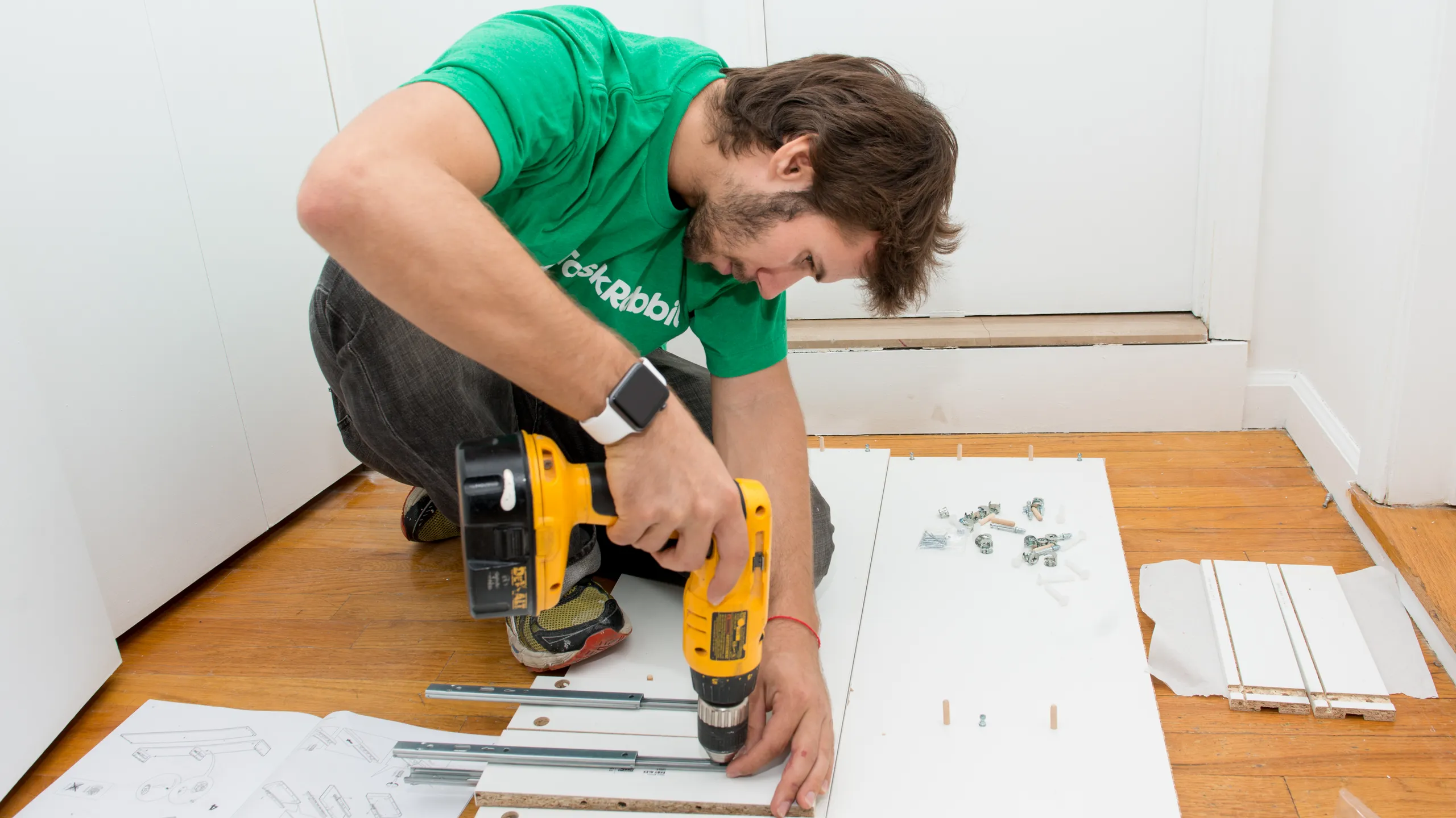 فريق العمل اثناء تنفيذ خدمة لعميل