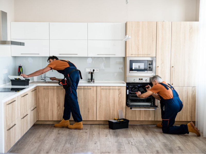 فريق العمل اثناء تنفيذ خدمة لعميل