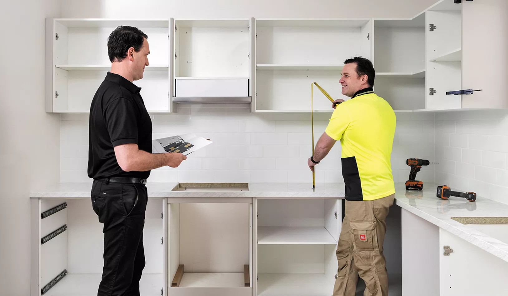 فريق العمل اثناء تنفيذ خدمة لعميل